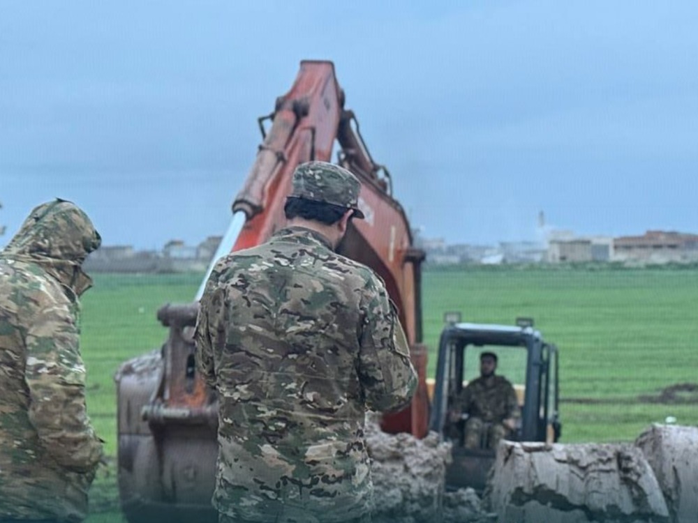 وحدات الهندسة في وزارة الدفاع تلبي نداءات الأهالي المتضررين في ريفي إدلب وحلب