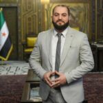 محافظ دمشق ماهر مروان إدلبي ورئيس نادي الوحدة ماهر المهاجر خلال المؤتمر الصحفي