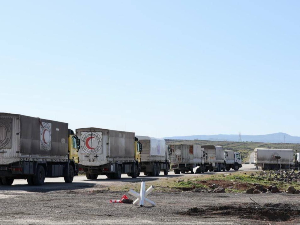 محملة بالطحين والأدوية.. قافلة مساعدات إنسانية تتضمن 36 شاحنة تتجه إلى السويداء