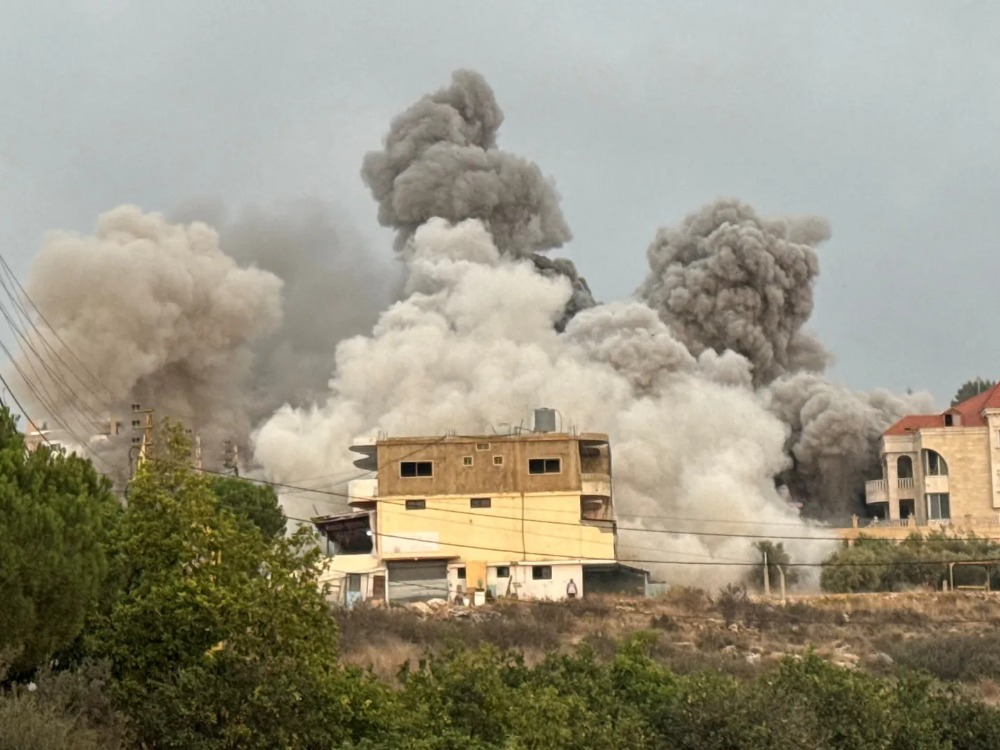 إسرائيل تشن موجة غارات واسعة النطاق في بيروت وجنوب لبنان