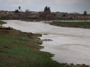 بعد سنوات من الجفاف.. مياه نهر الخابور تغمر أحياء في الحسكة وتجبر الأهالي على النزوح