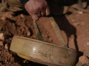 الألغام المنجرفة بفعل السيول ترفع مستوى الخطر في مناطق سكنية وزراعية شرق البلاد