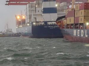 فرق الإرشاد البحري في مرفأ اللاذقية تتدخل لتأمين سفن خلال العاصفة الجوية