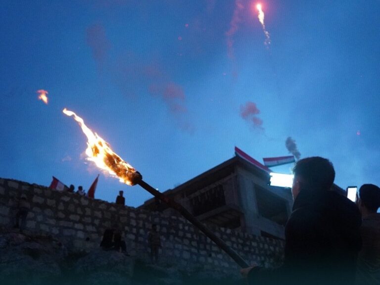 إشعال شعلة النوروز بريف عفرين احتفالاً بأول عيد وطني رسمي