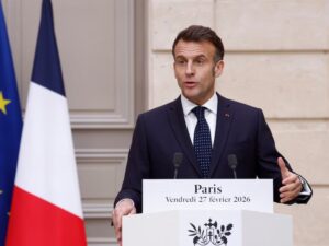 ماكرون يحذر من "خطأ فادح" في لبنان ويدعو لضبط النفس