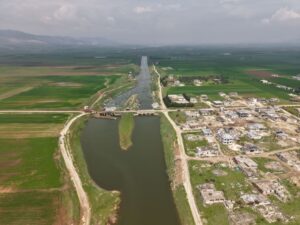 بدء صيانة الجسر العسكري في ريف حماة عقب تضرره بمياه نهر العاصي
