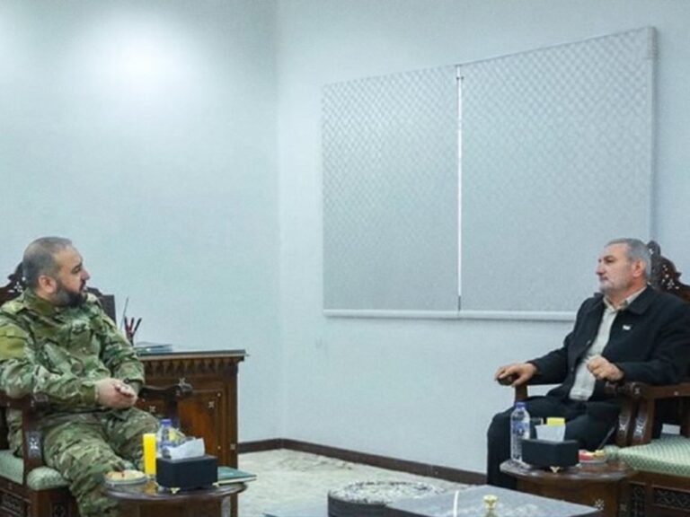 وزير الدفاع يلتقي رياض الأسعد ويبحث معه آلية عمل الهيئة الاستشارية العليا