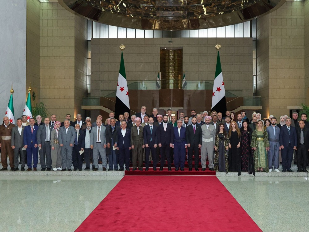 بمناسبة عيدي الفطر والنيروز.. الرئيس الشرع يستقبل وفداً كردياً في قصر الشعب بدمشق