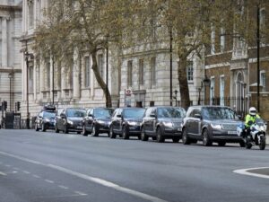 موكب الرئيس الشرع يصل مقر رئاسة الوزراء البريطانية للقاء رئيس الوزراء البريطاني