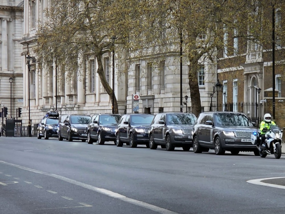 موكب الرئيس الشرع يصل مقر رئاسة الوزراء البريطانية للقاء رئيس الوزراء البريطاني