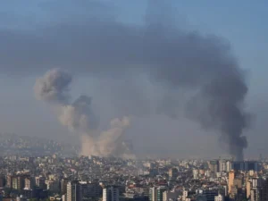 مقتل وإصابة العشرات بغارات إسرائيلية على الرملة البيضاء وعرمون بلبنان