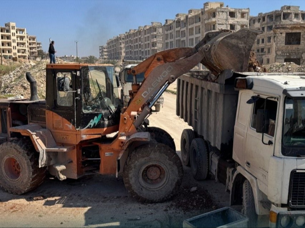 محافظة حلب تطلق حملة لإزالة الانقاض والسواتر الترابية في عدة أحياء 