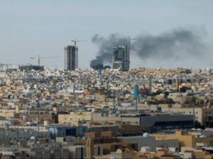 الدفاع المدني السعودي: سقوط مسيّرة على أحد المواقع السكنية بمحافظة الزلفي