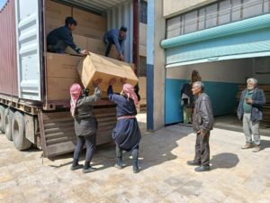 وزارة التربية ترفد مدارس الرقة بـ1800 مقعد مدرسي