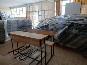 وزارة التربية تقدم دفعة جديدة من المقاعد إلى مدارس دير الزور