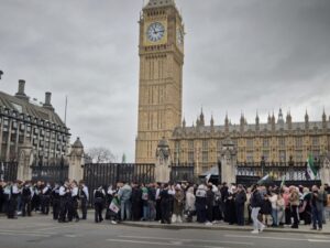 أبناء الجالية السورية في بريطانيا يتجمعون أمام البرلمان ترحيباً بالرئيس الشرع