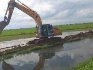 استمرار تدعيم السواتر الترابية في السيحة جنوبي حلب للحد من الفيضانات