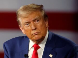 الرئيس الأمريكي يتعهد بتأمين الملاحة في مضيق هرمز