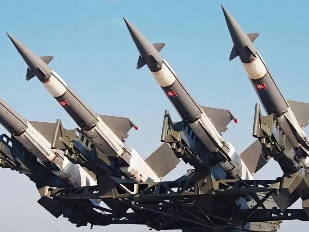 الإمارات تتصدى لهجوم إيراني واسع: إسقاط 15 صاروخاً باليستياً و119 مسيرة