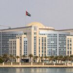 الإمارات تعلن إغلاق سفارتها في طهران