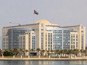 الإمارات تعلن إغلاق سفارتها في طهران