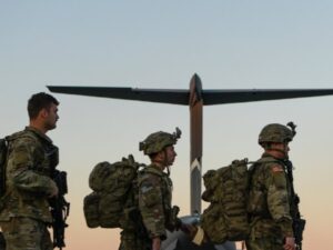 نيويورك تايمز: مسؤولو البنتاغون يدرسون نشر قوات محمولة جواً في الحرب على إيران