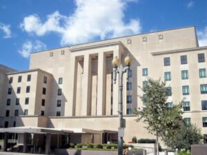 واشنطن تنشر برمائية وترامب يدرس الاستيلاء على جزيرة خارك الإيرانية