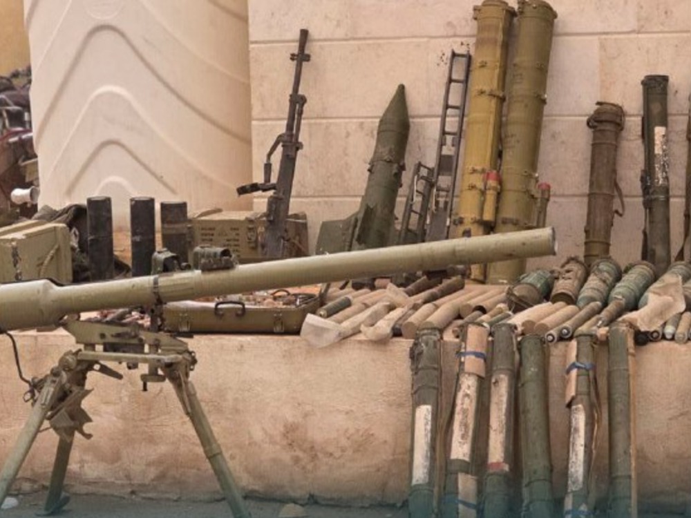 مصدر أمني للإخبارية: ضبط مستودع ضخم يحوي أسلحة وذخائر متنوعة بريف دير الزور