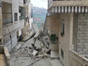 انهيار أجزاء من مبنى في سلقين بريف إدلب الغربي جراء الأمطار الغزيرة