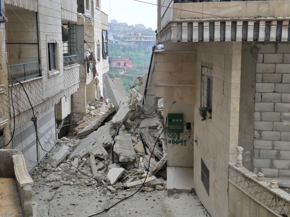 انهيار أجزاء من مبنى في سلقين بريف إدلب الغربي جراء الأمطار الغزيرة