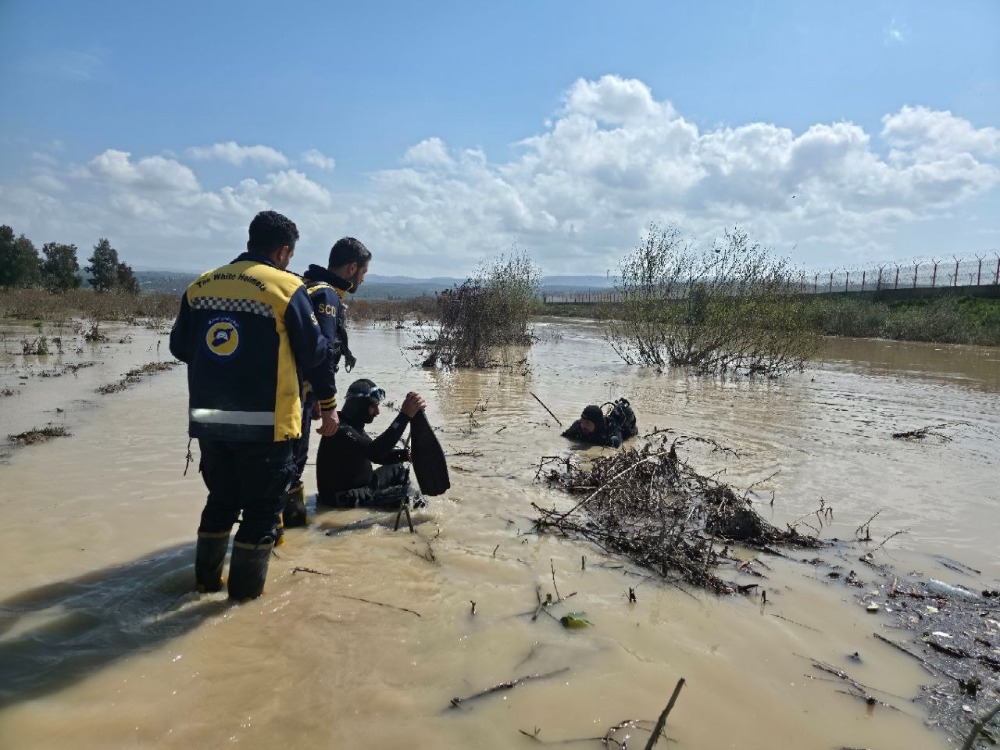 إدلب.. فرق الدفاع المدني تواصل البحث عن شاب غرق في نهر العاصي