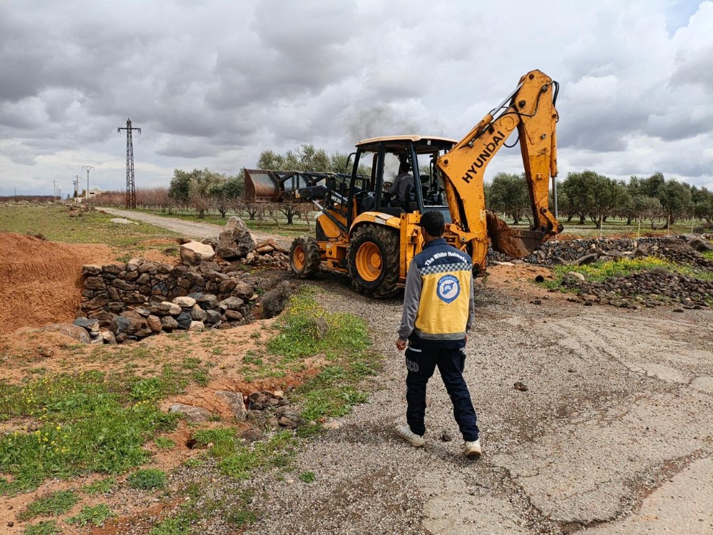 الدفاع المدني يواصل تنفيذ أعمال خدمية وتوسعة طرقات في درعا والسويداء