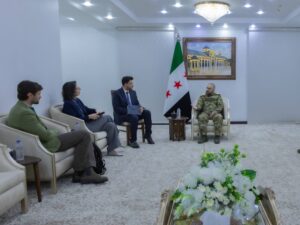 وزير الدفاع يبحث مع المبعوثة البريطانية تعزيز التعاون المشترك