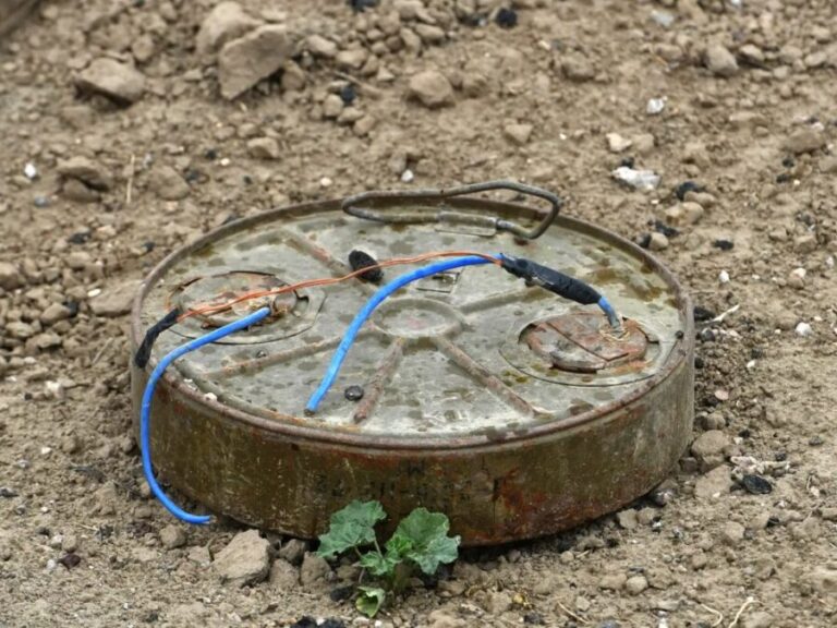 إصابة طفلين بانفجار صاروخ من مخلفات النظام البائد في حمص