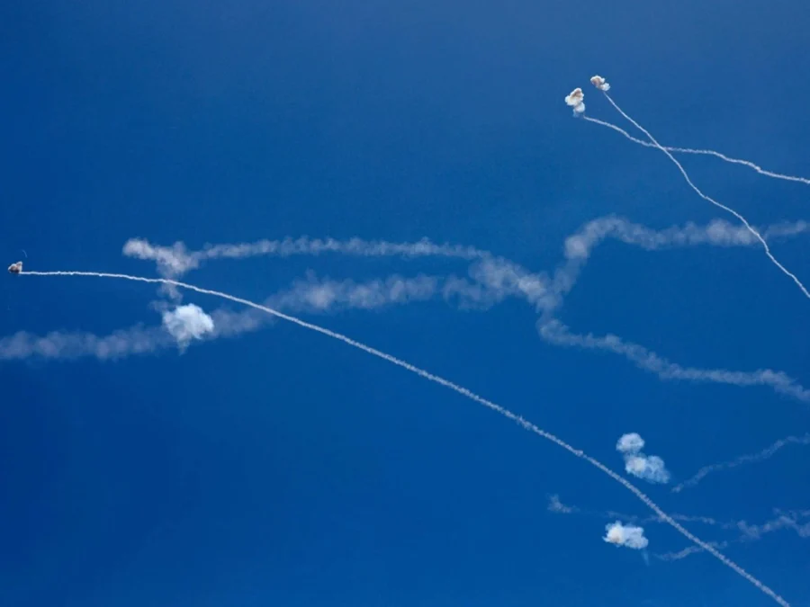 الكويت تعلن استهداف مطارها الدولي والسعودية تسقط 6 مسيرات معادية