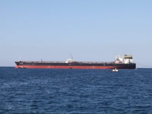 الحرس الثوري الإيراني يعلن إصابة ناقلة نفط أمريكية في الخليج العربي