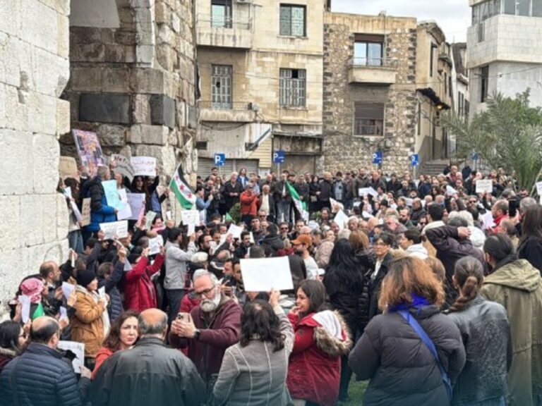 دمشق.. وقفة احتجاجية في باب توما رفضاً لقرار المحافظة حول المشروبات الكحولية