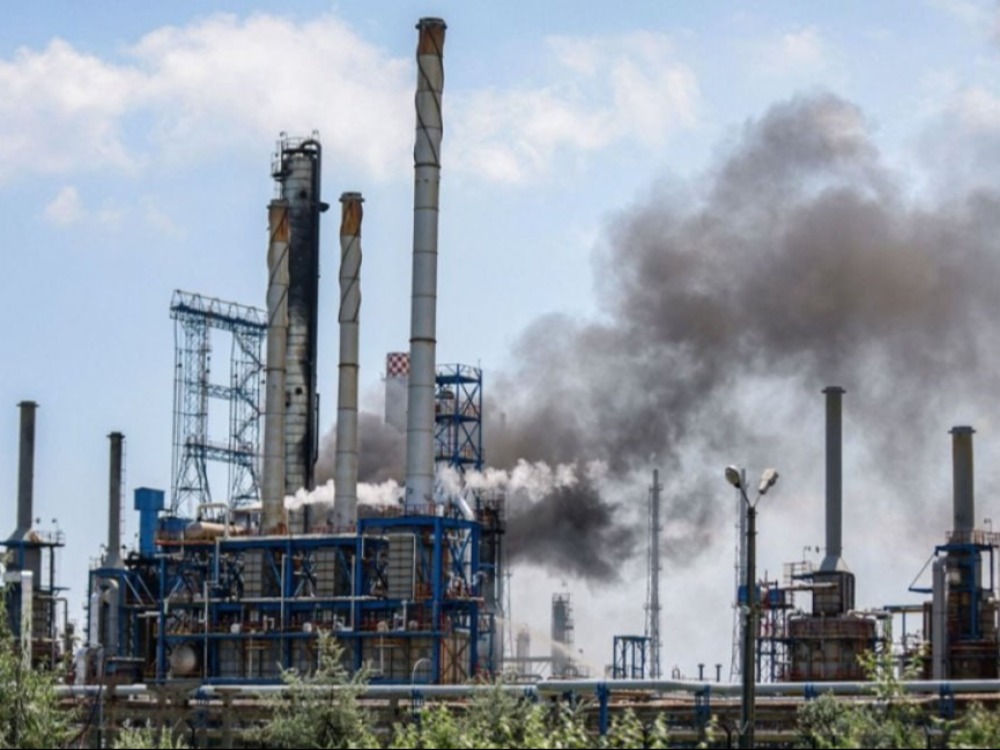 اندلاع حرائق في مصفاتي عبدالله والأحمدي بالكويت جراء هجمات بطائرات مسيرة