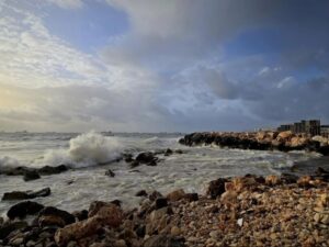 الطقس بين الغائم جزئياً والغائم بشكل عام.. وهطولات مطرية في عدة مناطق