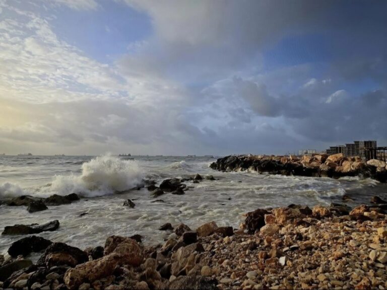 طقس غائم وفرصة لهطول أمطار رعدية في أماكن متفرقة