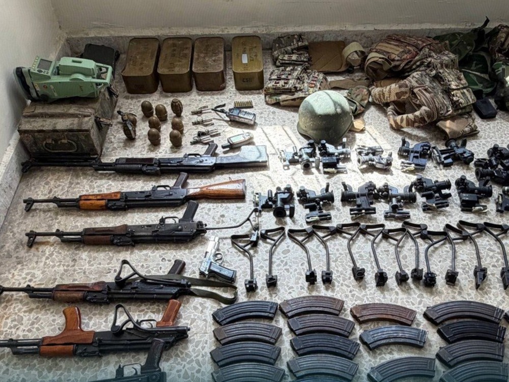 قوى الأمن الداخلي تضبط أسلحة رشاشة وقنابل خلال عملية جنوب الرقة