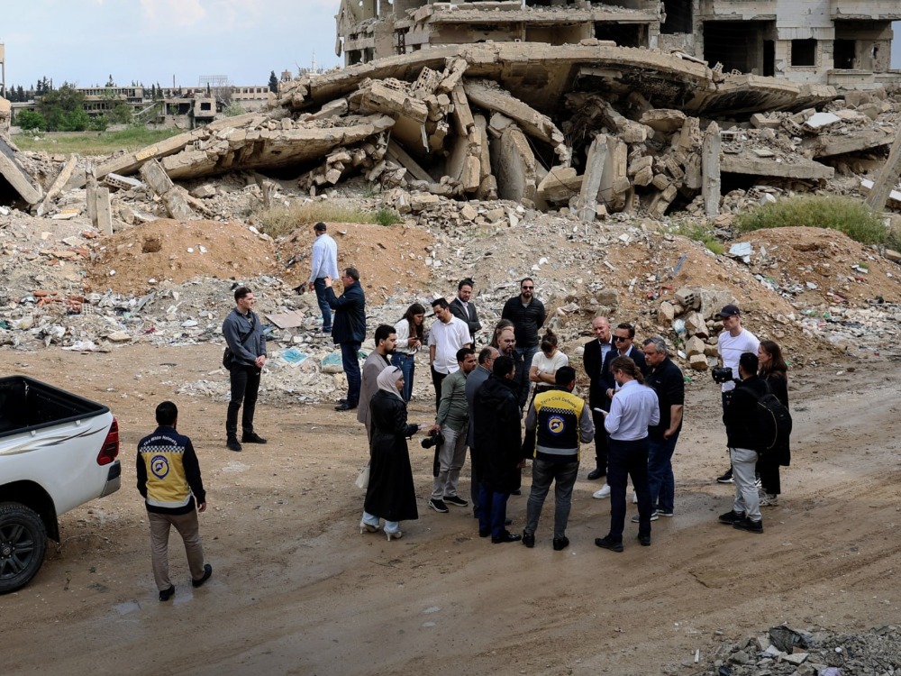 وفد ألماني يزور حي العجمي في حرستا بريف دمشق للاطلاع على آثار الدمار