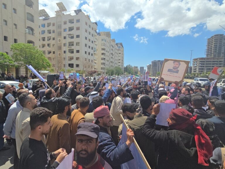 دمشق.. وقفة لأهالي المعتقلين في سجون قسد طالبين الكشف عن مصير أبنائهم