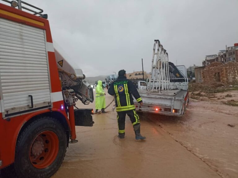 الدفاع المدني: وفاة طفل وأضرار في الممتلكات جراء السيول في عدة محافظات