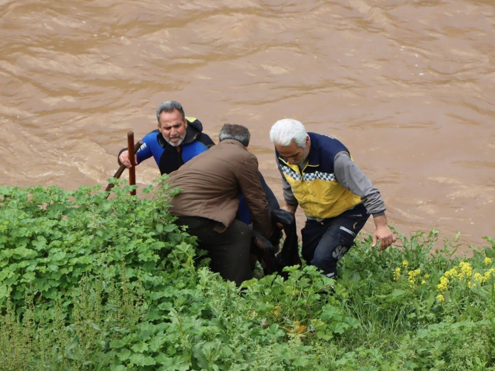 انتشال جثمان طفل من نهر قويق في حي بستان القصر بمدينة حلب