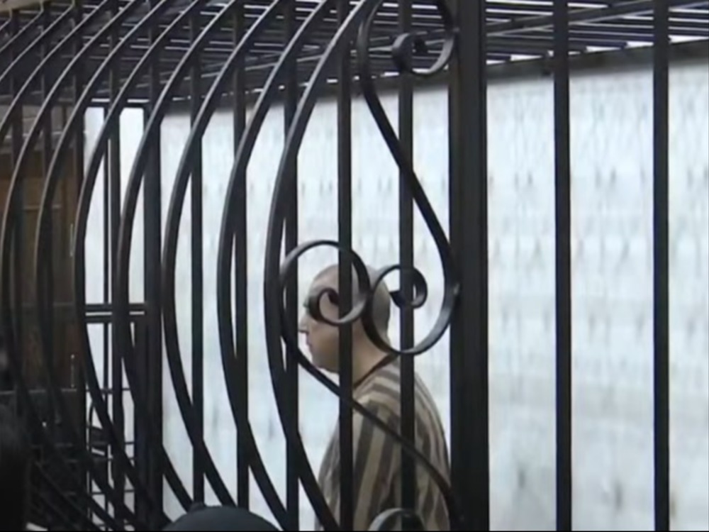 عاطف نجيب يمثل في قفص الاتهام تمهيداً لبدء المحاكمة العلنية بدمشق