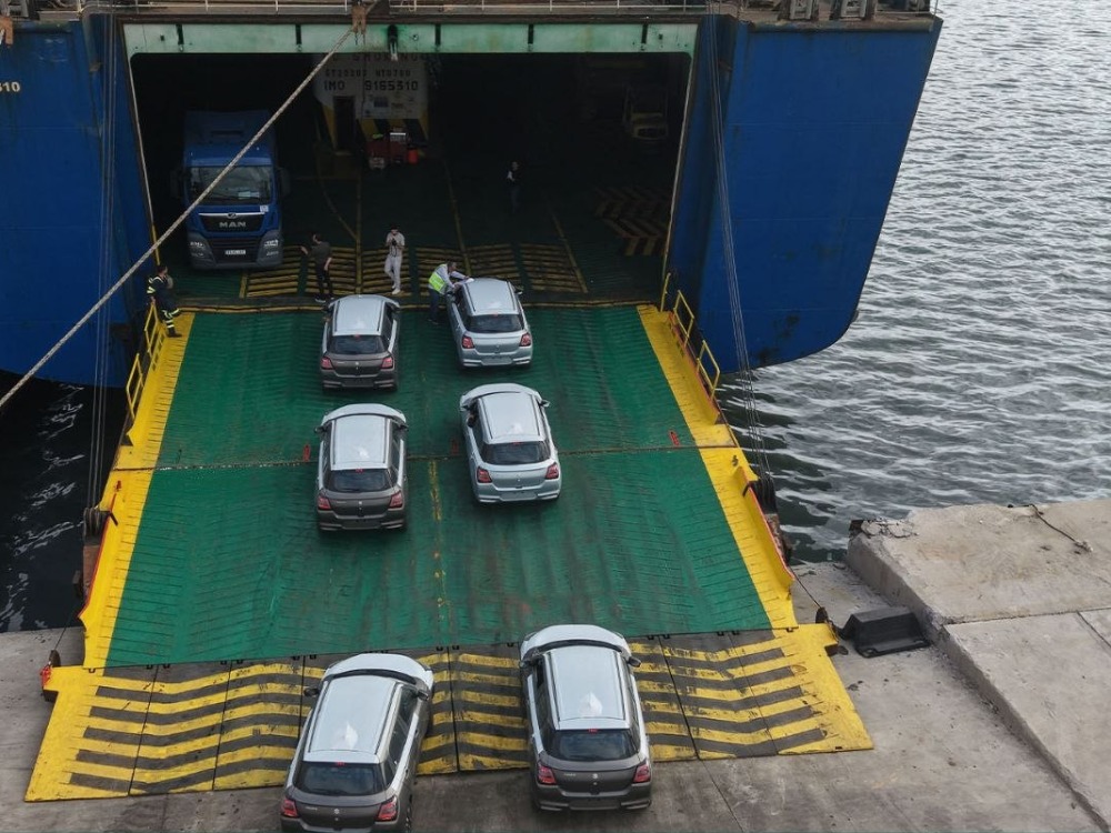 بعد سنوات من التوقف.. استئناف تصدير السيارات ترانزيت عبر مرفأ اللاذقية