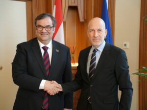 حاكم المصرف المركزي يبحث مع نظيره النمساوي سبل تعزيز التعاون واستعادة العلاقات المالية