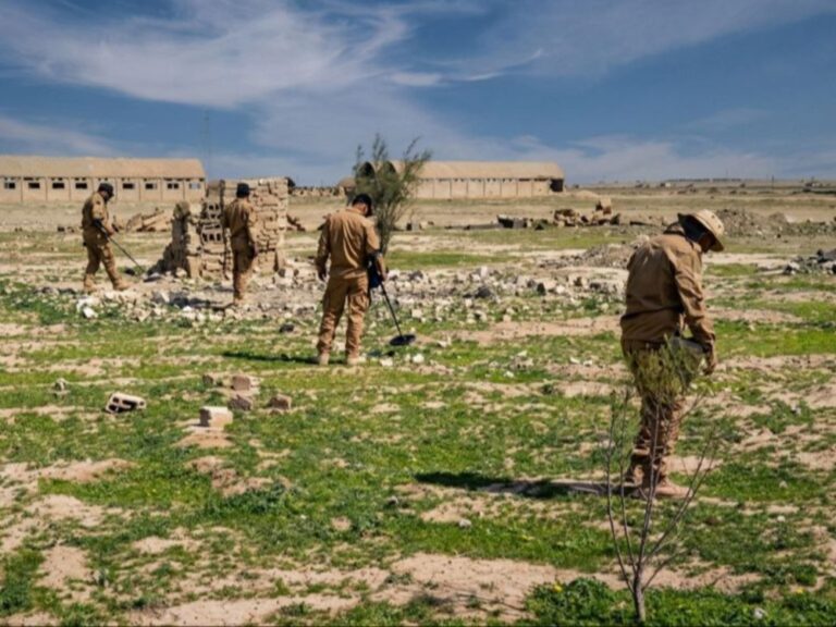 بالتعاون مع فرق الهندسة.. السورية للبترول تطهر محيط خط "كونوكو" من مخلفات الحرب