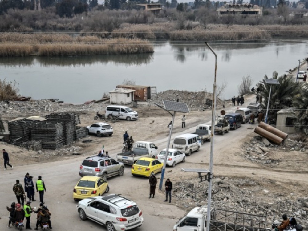 استئناف محدود لحركة العبور على الجسر الترابي في دير الزور